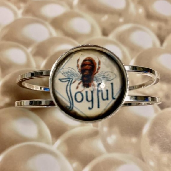 Bee Joyful Bracelet - Picture 4 of 11